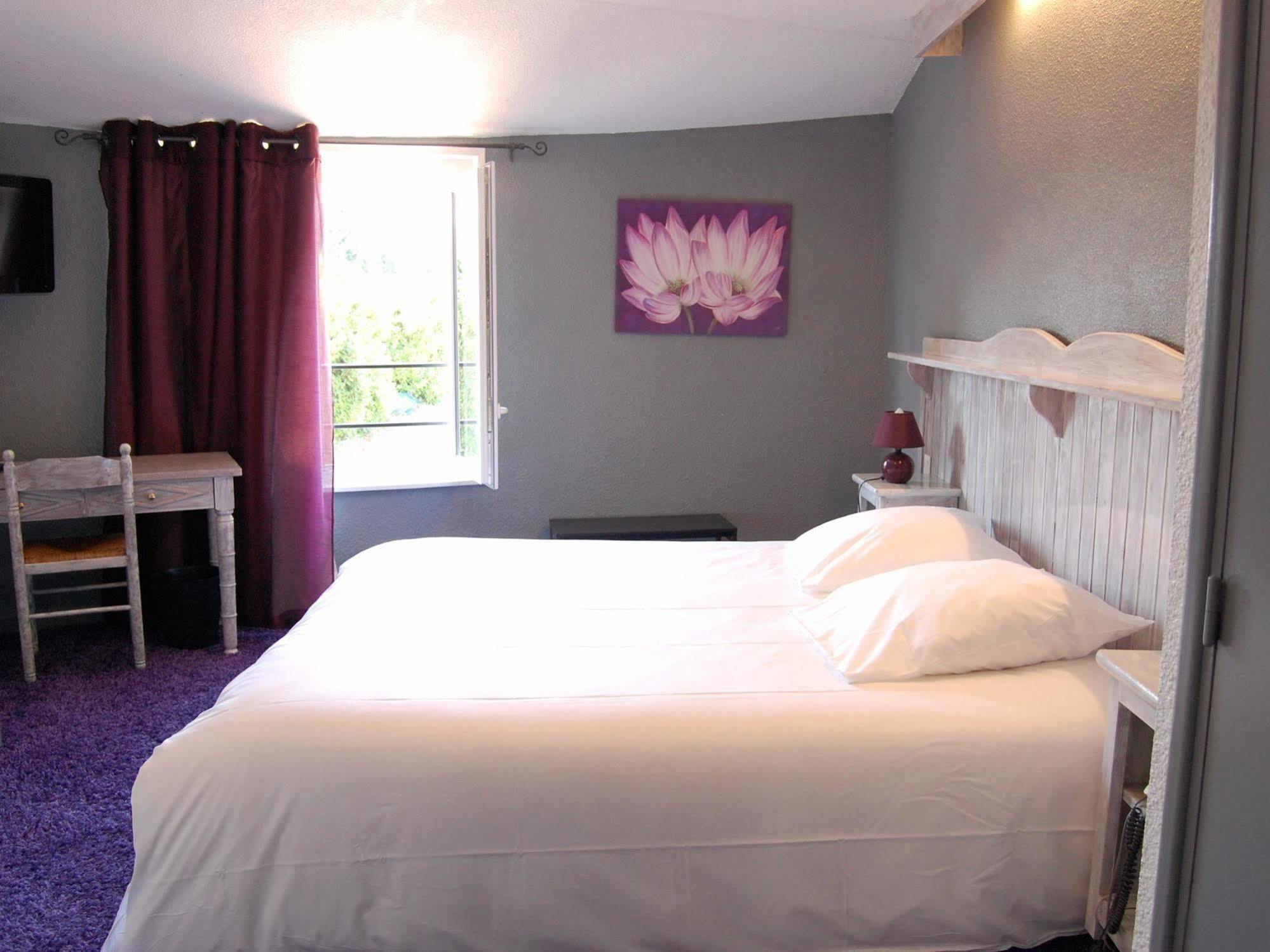 Hotel Le Domanial Commelle-Vernay Extérieur photo