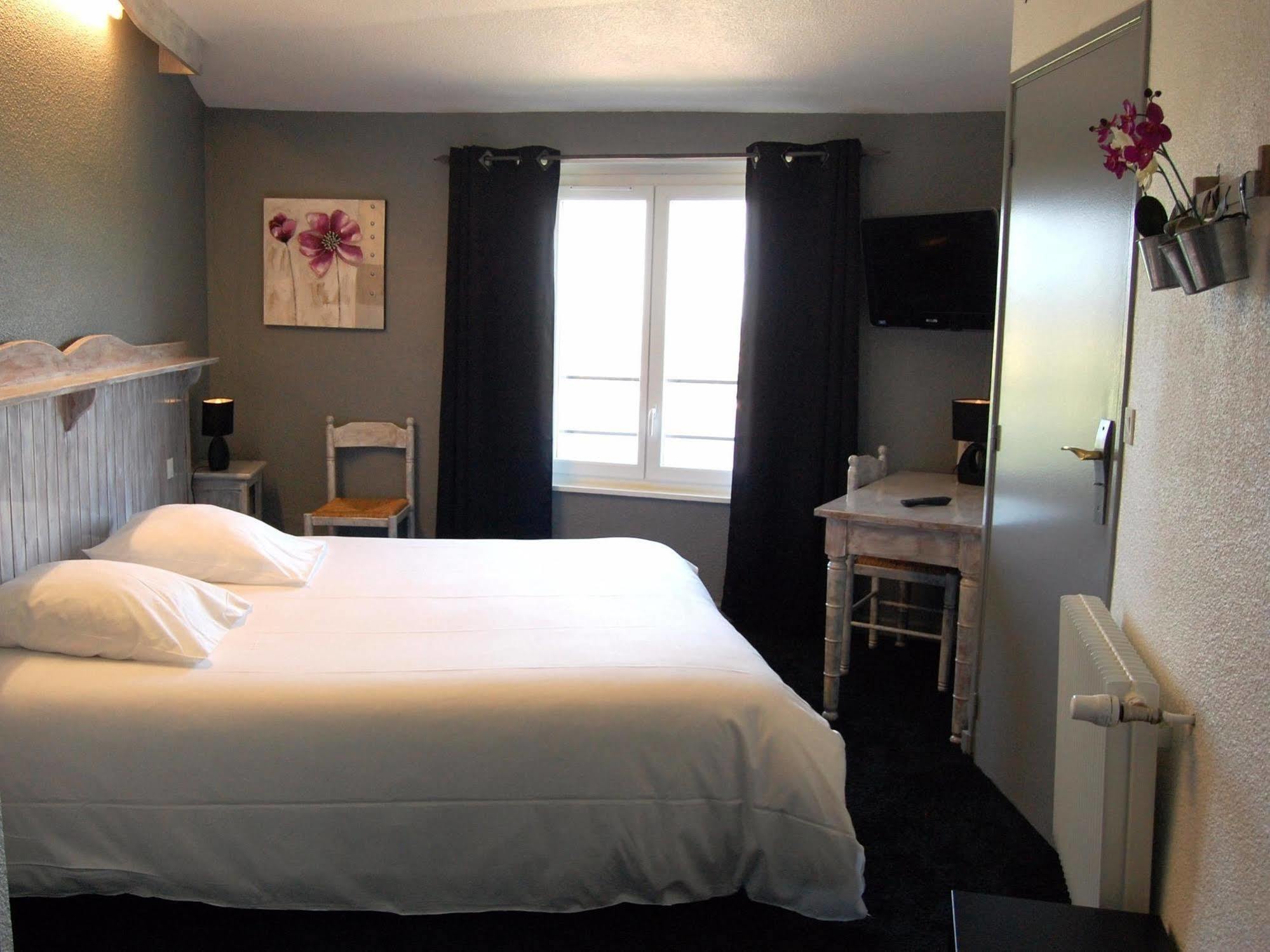 Hotel Le Domanial Commelle-Vernay Extérieur photo