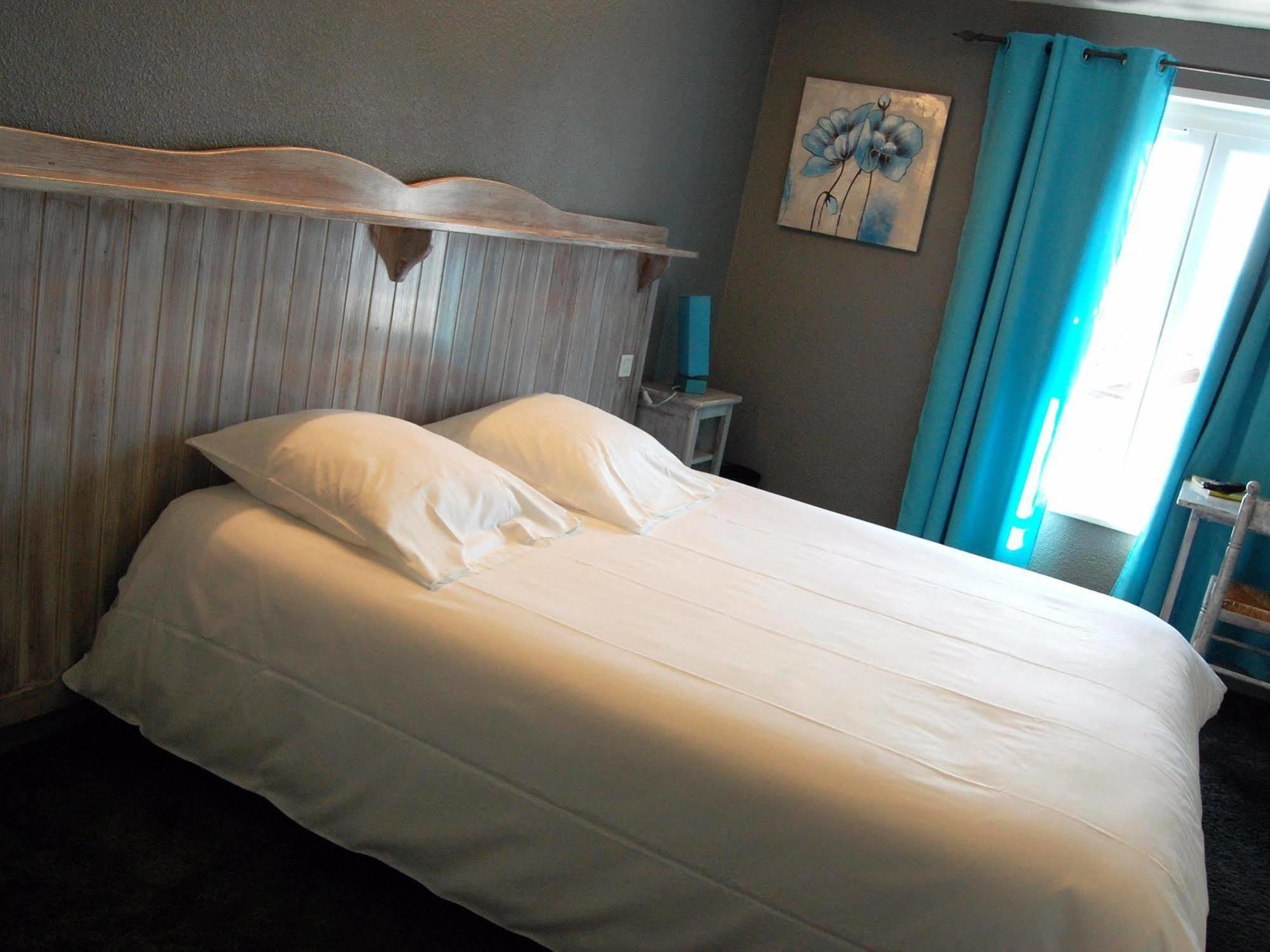 Hotel Le Domanial Commelle-Vernay Extérieur photo